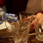 Restaurantele şi barurile din România, obligate să ofere apă gratis clienţilor care cer. Klaus Iohannis a promulgat legea astăzi